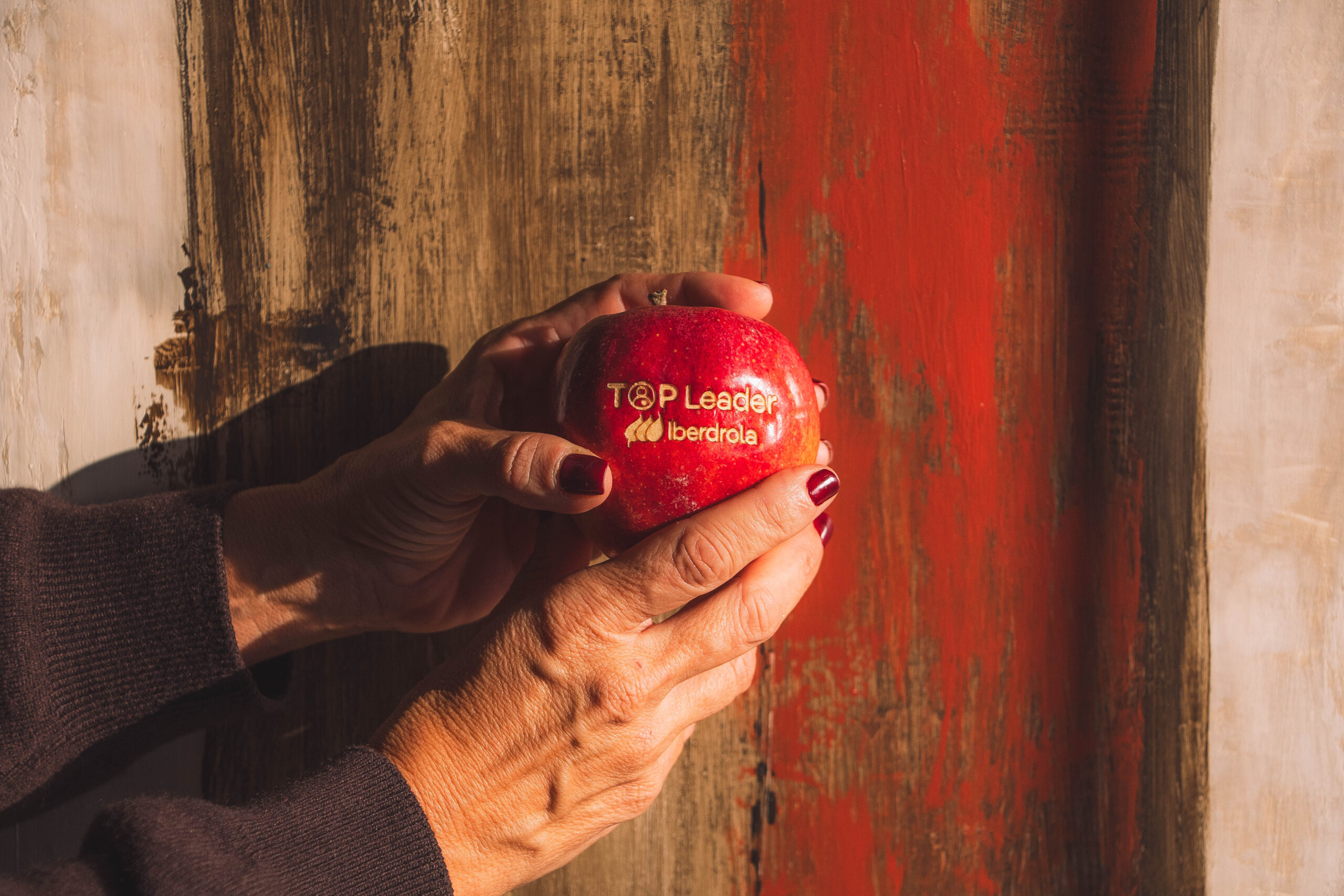 Fotografía de manzana con logo personalizado